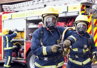 Στην εντατική διασωληνωμένοι δύο πυροσβέστες