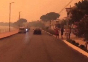 Γυναίκα φωνάζει «ένα αεροπλάνο, καιγόμαστε» και ο αστυνομικός ειρωνεύεται «θα το κάνουμε παραγγελία (vid)