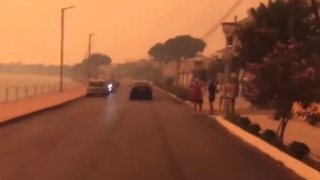 Γυναίκα φωνάζει «ένα αεροπλάνο, καιγόμαστε» και ο αστυνομικός ειρωνεύεται «θα το κάνουμε παραγγελία (vid)