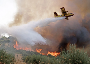 Φωτιά στην Ηλεία: Καίγονται σπίτια στο Λάλα – Εγκλωβισμένοι σε Λάσδικα και Κλαδέο