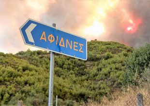 Φωτιά στη Βόρεια Αττική: Καίγονται σπίτια σε Αφίδνες και Δροσοπηγή – Εντολή εκκένωσης για την Ιπποκράτειο Πολιτεία