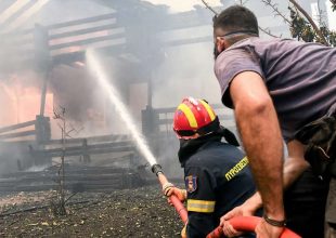 Φωτιά στην Αττική: Οι φλόγες καίνε σπίτια στη Βαρυμπόμπη, απειλούν τους Θρακομακεδόνες