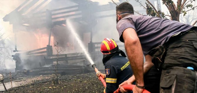 Φωτιά στην Αττική: Οι φλόγες καίνε σπίτια στη Βαρυμπόμπη, απειλούν τους Θρακομακεδόνες Φωτιά στην Αττική: Οι φλόγες καίνε σπίτια στη Βαρυμπόμπη, απειλούν τους Θρακομακεδόνες