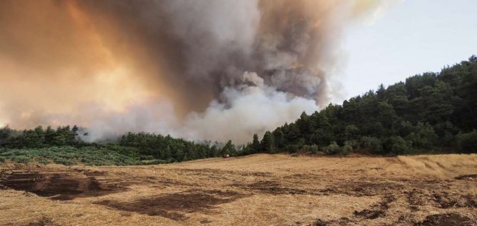 Φωτιά στην Εύβοια: 30 χιλιόμετρα το πύρινο μέτωπο – Εκκενώθηκαν Ροβιές και Παλαιοχώρι, στις παραλίες οι κάτοικοι