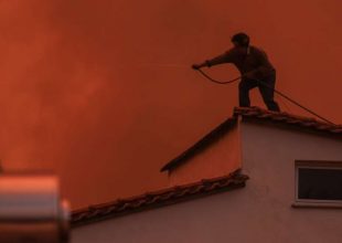 Φωτιά στην Εύβοια: Καίγονται σπίτια στο Πευκί