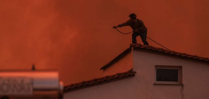 Φωτιά στην Εύβοια: Καίγονται σπίτια στο Πευκί Φωτιά στην Εύβοια: Καίγονται σπίτια στο Πευκί