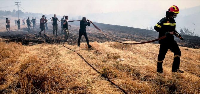 Φωτιά στην Αττική: Στις φλόγες Βαρυμπόμπη, Μαλακάσα – Συνεχείς εκκενώσεις
