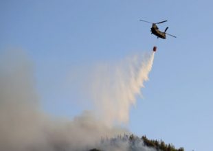 Μαίνεται η φωτιά στην Αχαϊα – 16 άνθρωποι μεταφέρθηκαν στο νοσοκομείο