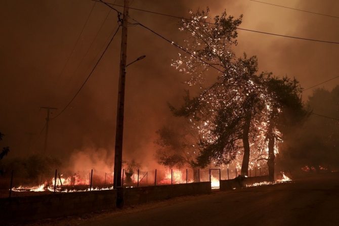 Εύβοια: Πύρινο μέτωπο απειλεί το Ασμήνιο – Μήνυμα 112 για εκκένωση