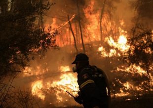 Γορτυνία: Δύο πυροσβέστες με αναπνευστικά προβλήματα – Ένας με μικροεγκαύματα
