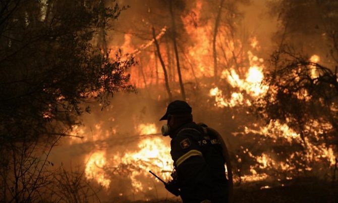 Γορτυνία: Δύο πυροσβέστες με αναπνευστικά προβλήματα – Ένας με μικροεγκαύματα