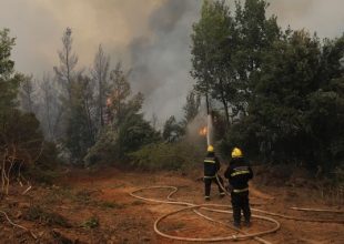 Φωτιά στην Αρκαδία: Σε κέντρα υγείας τρεις πυροσβέστες
