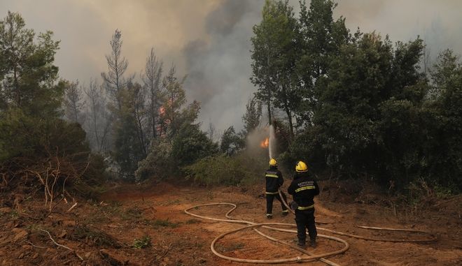 Φωτιά στην Αρκαδία: Σε κέντρα υγείας τρεις πυροσβέστες