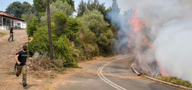 Φωτιά στην Ηλεία: Εκκένωση στον Λάλα από το 112 – Προς Ανδρίτσαινα το μέτωπο από την Αρκαδία
