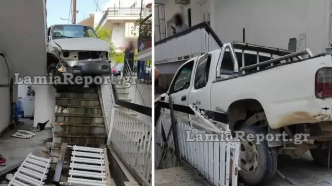 Λαμία: Απίστευτο τροχαίο – Αγροτικό «μπούκαρε» στην αυλή σπιτίου και σφηνώθηκε σε σκάλα