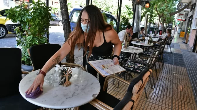 Κορωνοϊός: Χειμώνας μετ’ εμποδίων για τους ανεμβολίαστους – Σκέψεις για επιστροφή της μάσκας σε εξωτερικούς χώρους