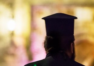 Xαλκίδα: «Καμπάνα» 1500 ευρώ σε ιερέα που άφηνε πιστούς χωρίς μάσκα στον ναό