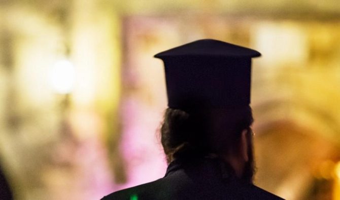 Xαλκίδα: «Καμπάνα» 1500 ευρώ σε ιερέα που άφηνε πιστούς χωρίς μάσκα στον ναό