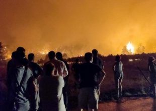 «Κόλαση φωτιάς» – Εύβοια: Ακόμη 85 πολίτες μεταφέρθηκαν στο Ψαροπούλι με πλωτά μέσα