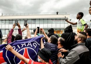 Χαμός έξω από το «Παρκ ντε Πρενς» και στο αεροδρόμιο για Μέσι, ενώ κυκλοφορεί με μαγιό στη βίλα του!