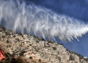 Φωτιά στο Σούνιο: Μέσα στον οικισμό οι φλόγες