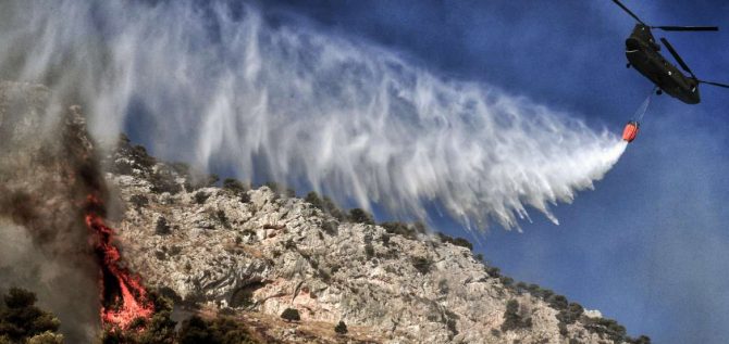 Φωτιά στο Σούνιο: Μέσα στον οικισμό οι φλόγες