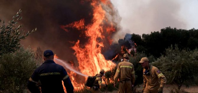Φωτιά στην Αρκαδία: Εκκενώνονται 19 οικισμοί στην Γορτυνία – Εκτός ελέγχου η πυρκαγιά