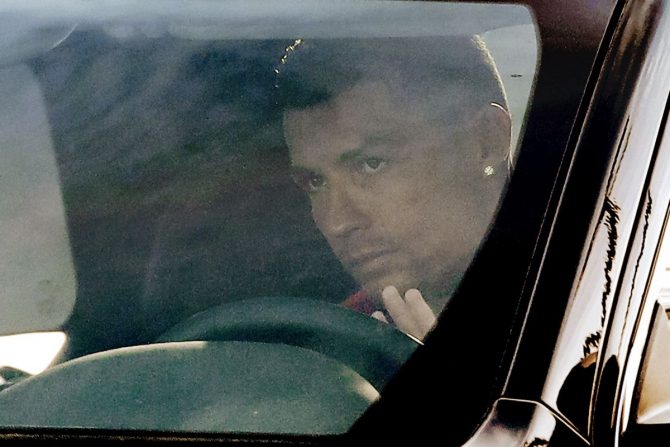 Ο Ρονάλντο αποχαιρέτησε τους συμπαίκτες του, έφυγε από την προπόνηση και περιμένει την Μάντσεστερ Σίτι