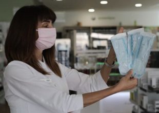 Κορωνοϊός: Δύο δωρεάν self test σε ανεμβολίαστους που γυρνούν από διακοπές