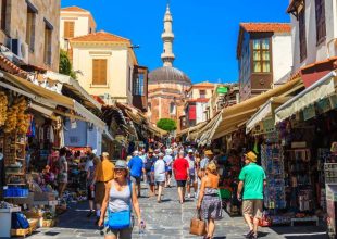 Κορωνοϊός: Τα 4 νησιά που βρίσκονται μια ανάσα από το lockdown και οι φόβοι των ειδικών