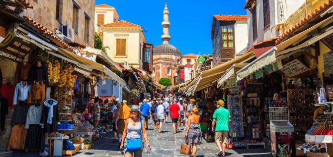 Κορωνοϊός: Τα 4 νησιά που βρίσκονται μια ανάσα από το lockdown και οι φόβοι των ειδικών