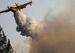 EKTAKTO: Αναζωπυρώθηκε η φωτιά στην Βαρυμπόμπη