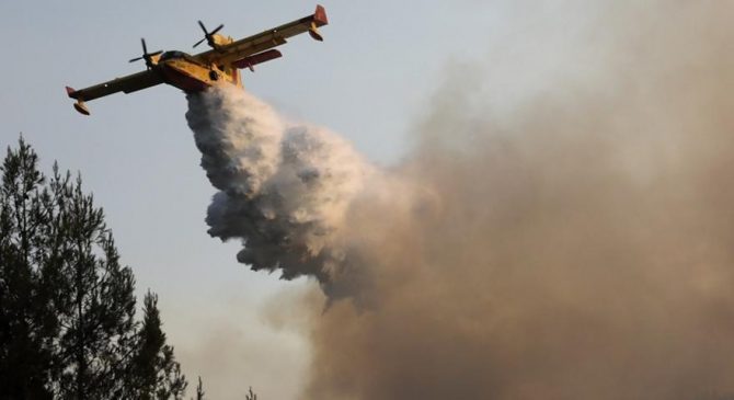 EKTAKTO: Αναζωπυρώθηκε η φωτιά στην Βαρυμπόμπη