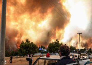 Φωτιά στη Βαρυμπόμπη: Καίγονται σπίτια στη Δροσοπηγή – Εκκενώθηκαν Κρυονέρι και Αφίδνες
