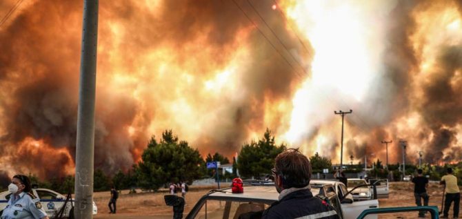 Φωτιά στη Βαρυμπόμπη: Καίγονται σπίτια στη Δροσοπηγή – Εκκενώθηκαν Κρυονέρι και Αφίδνες