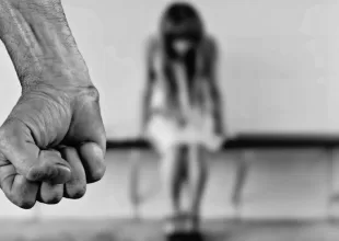 Σκόπελος: 27χρονος ξυλοφόρτωσε την κοπέλα του στις διακοπές τους!