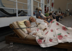 Οι συγκλονιστικές φωτογραφίες με ανθρώπους να αφήνουν τα σπίτια τους για να μην καούν