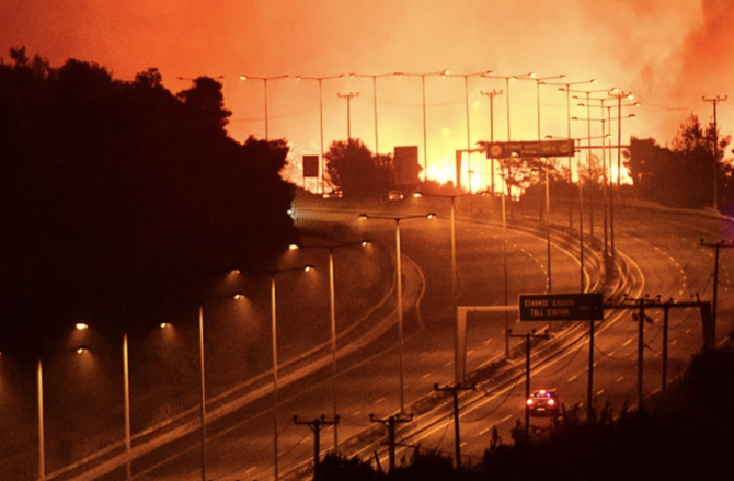 Μαλακάσα: Οι φλόγες πέρασαν την εθνική προς Ωρωπό – Αίτημα να εκκενωθεί το Μαρκόπουλο