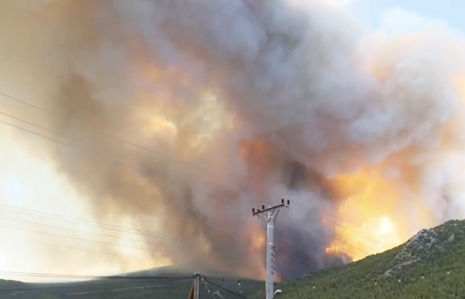 Φωτιά στα Βίλια: Νέο μήνυμα από το 112 για την εκκένωση οικισμού