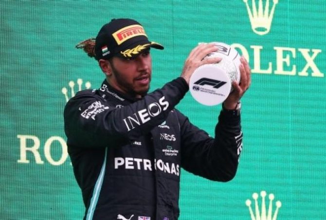 Χάμιλτον: «Είναι λαμπρό αστέρι ο Οκόν, τρελό που δεν υπήρχε κανείς στο grid στην εκκίνηση»