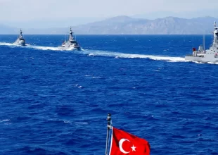 Στα 10 μίλια από την Κρήτη έφτασαν τα τουρκικά πλοία – Χάρτη παρουσίασε ο Δένδιας στους Ευρωπαίους ΥΠΕΞ