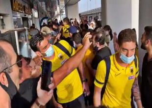 «Βούλιαξε» το αεροδρόμιο Ηρακλείου για την ΑΕΚΑΡΑ (VIDEO)