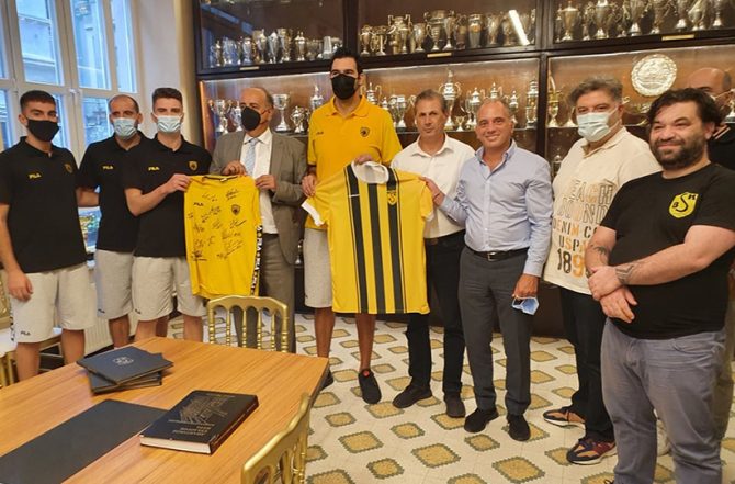 Η Βασίλισσα επισκέφτηκε το Πέρα Κλουμπ (pics)