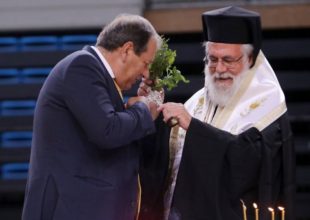 Παρουσία Αγγελόπουλου ο αγιασμός στο σπίτι της Βασίλισσάς (pics)