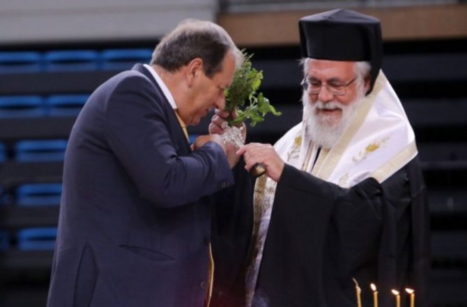Παρουσία Αγγελόπουλου ο αγιασμός στο σπίτι της Βασίλισσάς (pics)