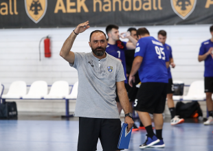 Ο κόσμος της ΑΕΚ αποθέωσε τον Μπακαούκα (ΦΩΤΟ)
