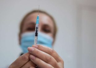 Κορωνοϊός: Ποιοι θα κάνουν τρίτη δόση του εμβολίου και ποιοι εξαιρούνται