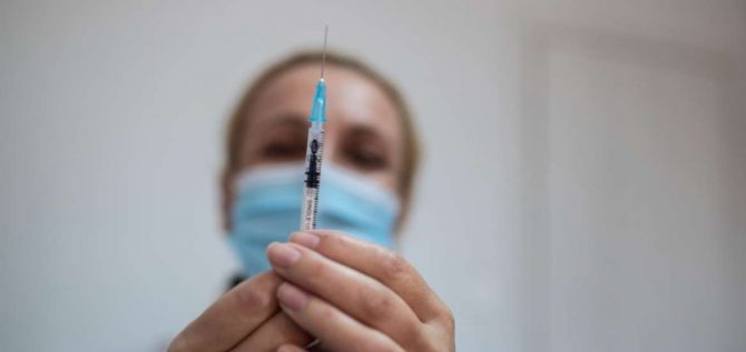 Κορωνοϊός: Ποιοι θα κάνουν τρίτη δόση του εμβολίου και ποιοι εξαιρούνται