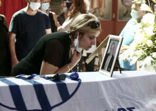 Γιάννης Ματζουράνης: Το τελευταίο αντίο στον Εθνικάρα στο νεκροταφείο του Σχιστού