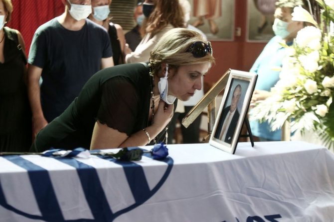 Γιάννης Ματζουράνης: Το τελευταίο αντίο στον Εθνικάρα στο νεκροταφείο του Σχιστού